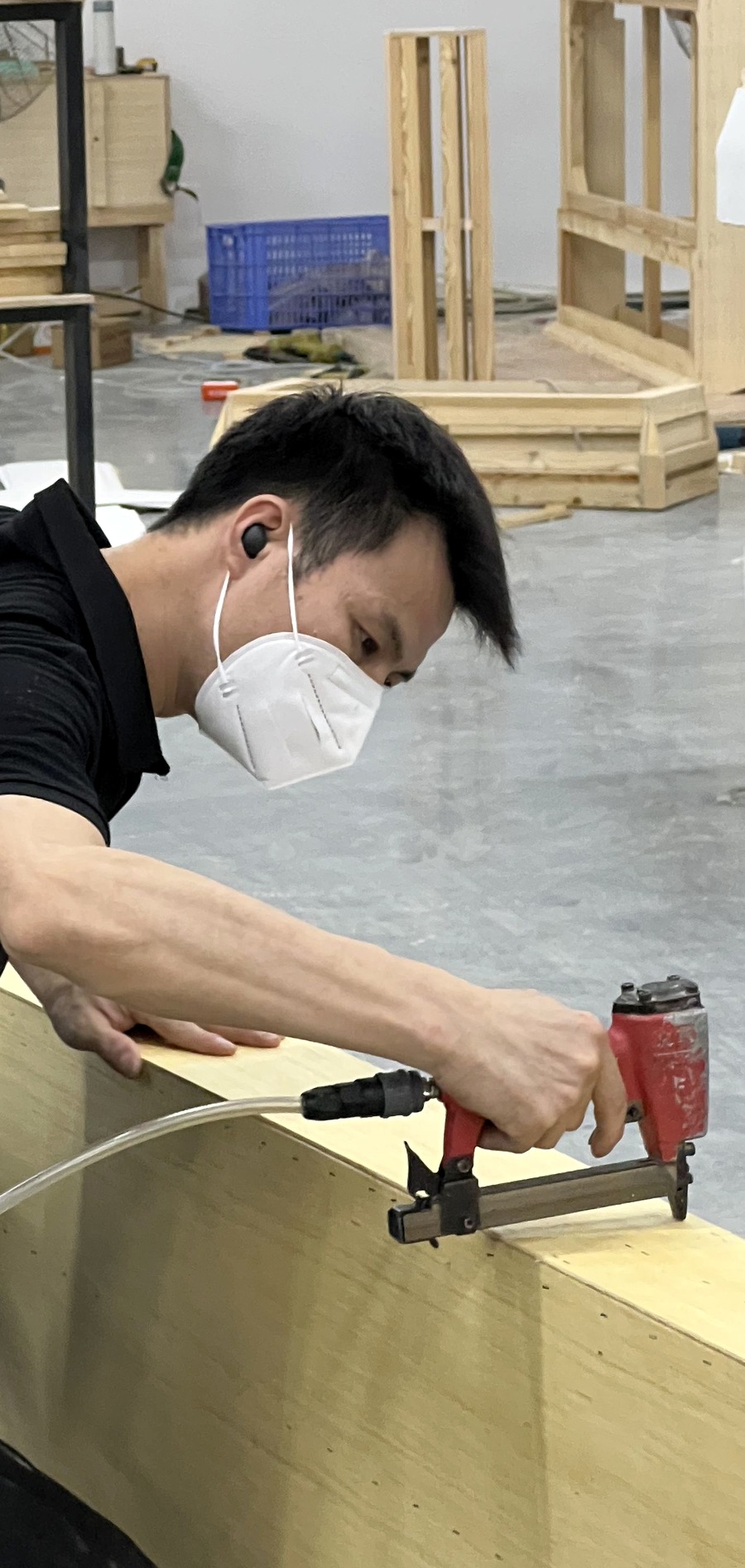 VIATA LIVING craftsman fastening a timber furniture frame
